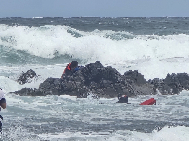 갯바위에 낚시를 하다 고립된 50대 남성을 해경이 구조하고 있는 모습. 포항 해양경찰서 제공