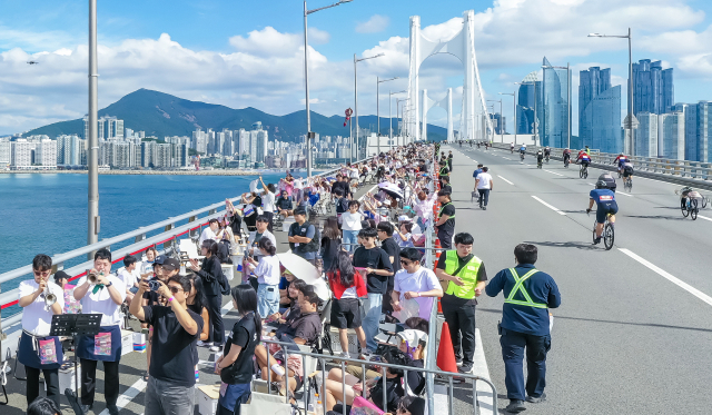지난 21일 부산 광안대교 상판 일원에서 페스티벌 시월 개막행사로 ‘브런치 온더 브릿지’ 행사가 열려 1000여 명의 참가자들이 바닷바람을 맞으며 브런치를 즐기고 있다. 김종진 기자 kjj1761@