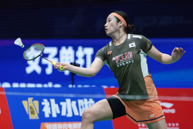 안세영이 21일 중국 선전 아레나에서 열린 2025 세계배드민턴연맹(BWF) 월드투어 슈퍼 750 중국 마스터스 결승전에서 한웨(중국)를 2-0으로 제압하며 2연패에 성공했다. AFP연합뉴스