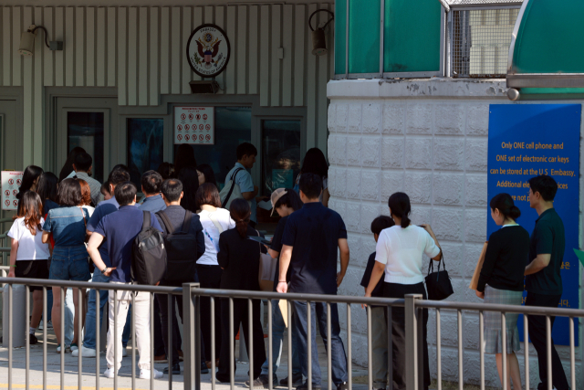 도널드 트럼프 미국 대통령은 지난 19일 전문직 취업 비자(H-1B) 발급 시 수수료를 현행 1000달러에서 100배인 10만 달러(약 1억 4000만 원)로 올리는 내용의 포고문에 서명했다. 지난 15일 서울 종로구 주한미국대사관에서 미국 비자를 발급받으려는 시민들. 연합뉴스