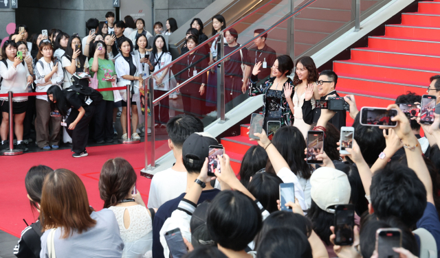 제30회 부산국제영화제(BIFF) 개막 5일째인 21일 해운대구 영화의전당에서 대만 출신 배우 서기의 영화 ‘소녀’의 포토콜 행사가 진행되고 있다. 정종회 기자 jjh@