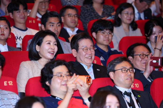 이재명 대통령과 김혜경 여사가 지난 20일 영화의전당에서 BIFF 공식 상영작 '극장의 시간들'을 관람하고 관객과의 대화에 참석해 웃고 있다. 연합뉴스