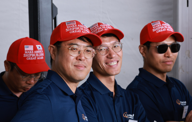 지난달 26일(현지시간) 미국 필라델피아의 한화 필리조선소에서 열린 '스테이트 오브 메인'호 명명식에서 관계자들이 마스가 모자를 쓰고 있다. 연합뉴스