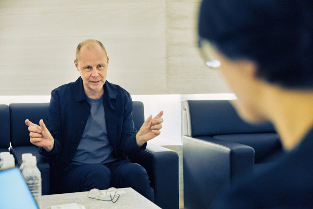 <부산일보>와 단독 인터뷰를 하고 있는 OMA 파트너 크리스 반 두인 건축가. 부산국제건축제 제공