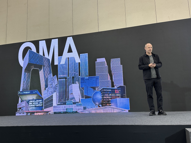 지난 17일 부산 벡스코에서 열린 '2025 부산국제건축제’를 찾은 OMA 파트너 크리스 반 두인 건축가가 초청 강연을 하고 있다. 김은영 기자 key66@