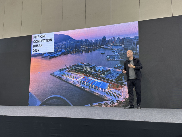 지난 17일 부산 벡스코에서 열린 '2025 부산국제건축제’를 찾은 OMA 파트너 크리스 반 두인 건축가가 초청 강연을 하고 있다. 김은영 기자 key66@