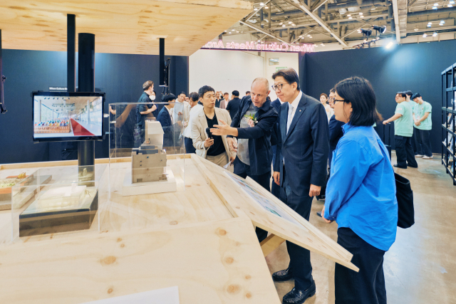 지난 17일 부산 벡스코를 찾은 박형준(오른쪽에서 두 번째) 부산시장이 OMA 파트너 크리스 반 두인 건축가의 안내로 ‘2025 부산국제건축제’ 전시장을 돌아보고 있다. 부산국제건축제 제공