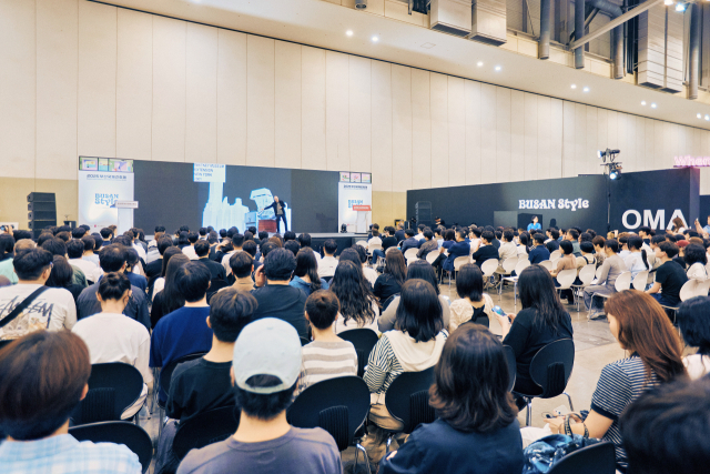 '2025 부산국제건축제’ 개막 첫날인 17일 OMA 파트너 크리스 반 두인 건축가가 초청 강연을 하고 있는 모습. 부산국제건축제 제공