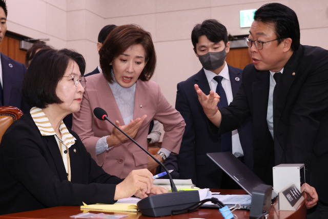 22일 서울 여의도 국회 법제사법위원회에서 열린 '건진법사 관봉권 띠지' 분실 관련 검찰개혁 입법청문회에서 국민의힘 나경원 의원이 더불어민주당 소속 추미애 위원장의 질서유지권 발동에 항의하고 있다. 연합뉴스