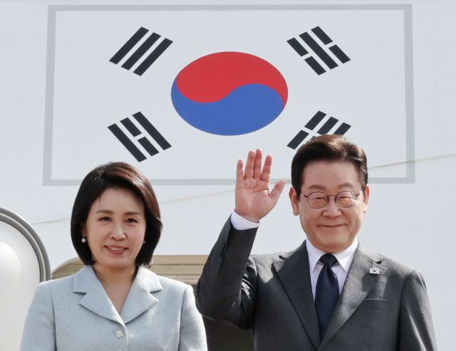 유엔총회 참석차 출국하는 이재명 대통령과 김혜경 여사가 22일 성남 서울공항에서 공군 1호기에 탑승하며 환송객들을 향해 인사하고 있다. 연합뉴스