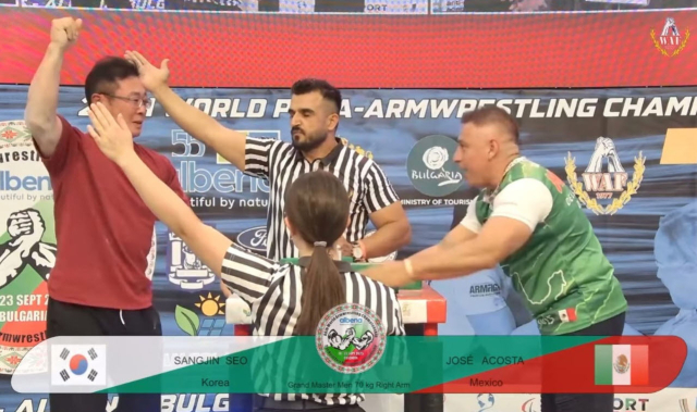 김해시청 공무원 서상진 씨가 지난 10~22일 불가리아에서 열린 세계팔씨름대회에 참가해 그랜드마스터 70kg급 오른팔 부문 3위에 올랐다. 사진은 서 씨의 경기 모습. 김해시 제공