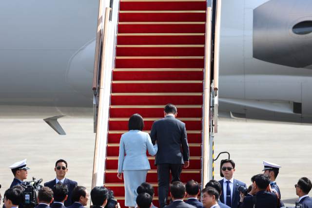 유엔총회 참석차 출국하는 이재명 대통령과 김혜경 여사가 22일 성남 서울공항에서 공군 1호기에 탑승하고 있다. 연합뉴스