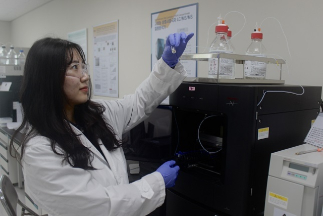 한국농업기술진흥원 연구원이 기능성 물질에 대한 시험분석을 진행하고 있다. 농진원 제공