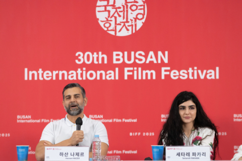 BIFF 부산 어워드 경쟁 후보에 오른 영화 ‘허락되지 않은’ 하산 나제르 감독(왼쪽)과 배우 세타레 파카리가 22일 오전 부산 해운대구 영화의전당 비프힐에서 열린 기자회견에 참석해 발언하고 있다. 정성운 인턴기자