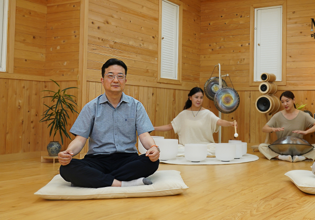 BS숨이비인후과 공수근 원장(왼쪽)이 부산 수영구 남천동 MFHS 마음챙김명상센터에서 김규나(가운데) 윤소미 마스터의 싱잉볼, 핸드팬 연주와 함께 명상 체험을 하고 있다. 김병군 기자 gun39@