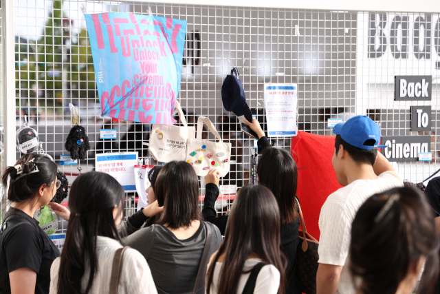 22일 부산 해운대구 영화의전당 야외에 있는 부산국제영화제 굿즈 숍에서 관객들이 상품을 고르고 있다. 정성운 인턴기자