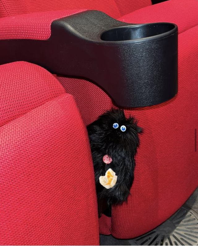 극장의 먼지에서 아이디어를 얻은 부산국제영화제 마스코트 ‘브레드’ 인형 키링. 부산국제영화제 인스타그램 캡처