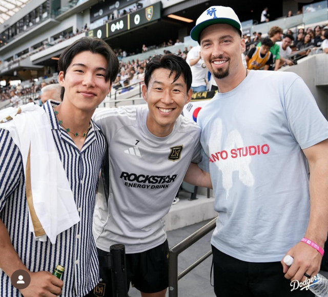 LAFC의 손흥민이 22일(한국 시간) 미국 캘리포니아주 LA의 BMO 스타디움에서 열린 레알 솔트레이크와의 2025 MLS 정규리그 홈 경기에서 전반 추가 시간 역전골을 넣고 기뻐하고 있다(사진 위). 이날 손흥민의 경기장을 찾은 미국프로야구 LA 다저스의 김혜성(왼쪽)과 다저스 팀 동료 블레이크 스넬. 이메인이미지·다저스 SNS 캡처·연합뉴스