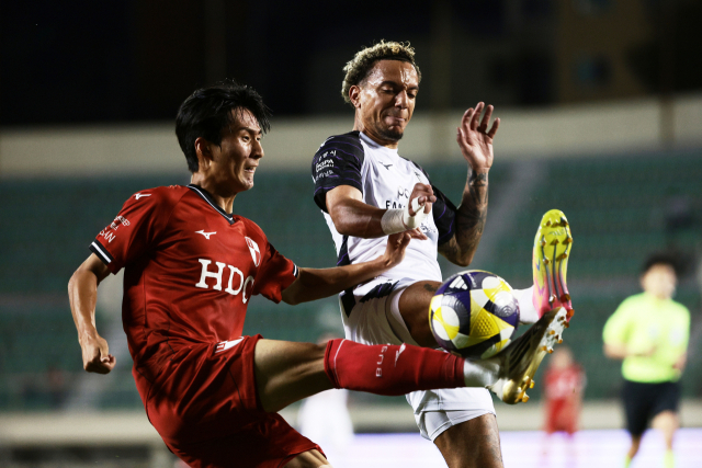 부산아이파크 김세훈(왼쪽)이 지난 21일 부산 구덕운동장에서 열린 전남 드래곤즈와의 홈 경기에서 상대 선수와 공 다툼을 벌이고 있다. 부산아이파크 제공