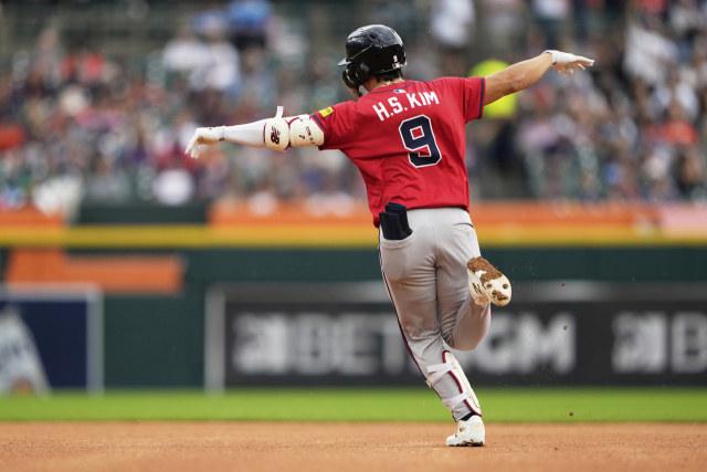 디트로이트전서 홈런을 친 뒤 양팔을 벌리고 베이스를 도는 김하성. AP연합뉴스