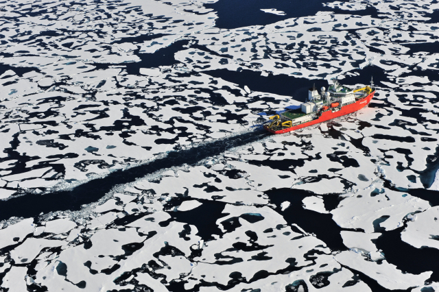 북극해를 항해 중인 한국 최초의 쇄빙연구선 아라온호. 7507t에 이른다. 부산일보DB