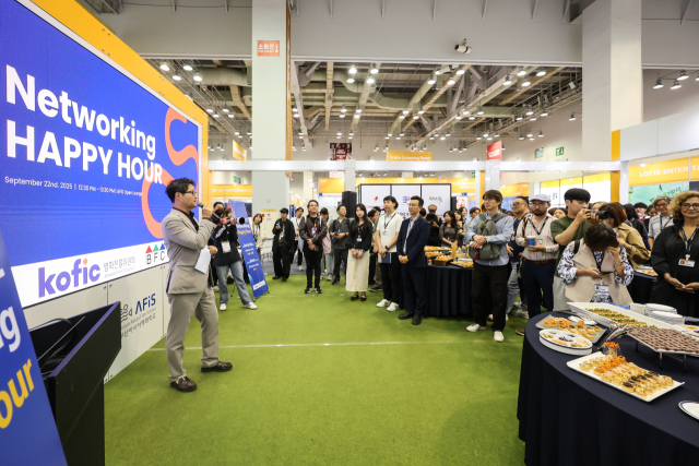 22일 부산 벡스코 제2전시장의 아시아콘텐츠&필름마켓 부산영상위원회 공동부스에서 영화진흥위원회와 공동 주최 교류행사가 진행되고 있다. 부산영상위원회 제공