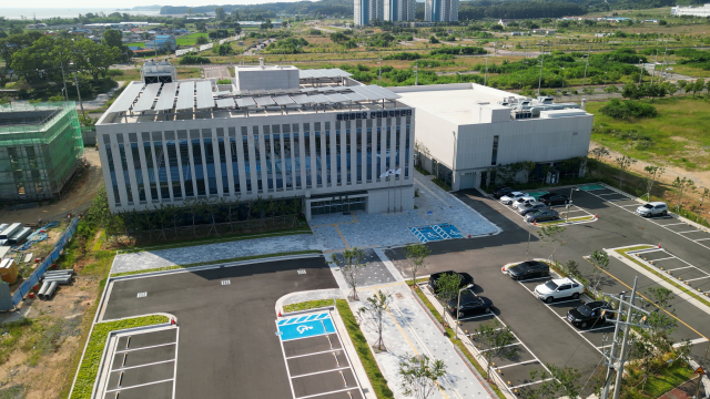 해양수산부는 22일 충남 서천군 장항국가산업단지내에 ‘해양바이오 산업화지원센터’를 개관하고 본격적인 운영에 들어간다고 밝혔다. 해양바이오 산업화지원센터 전경. 해수부 제공