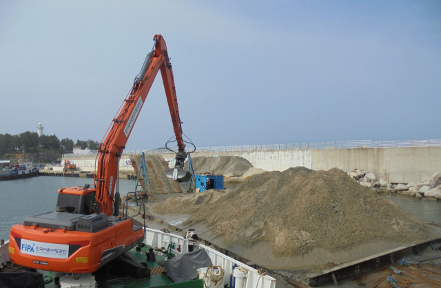 2021년 8월, 어항제주1호가 제주시 김녕항에서 부유성 해양쓰레기를 긴급수거하는 모습. 부산일보DB