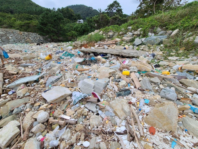 2021년 제12호 태풍 오마이스 내습 후 경남 해안가에서 표착한 해양쓰레기. 해수부 제공