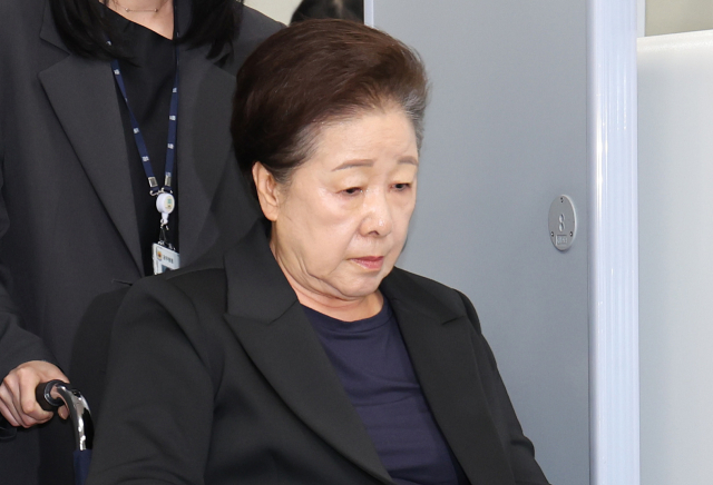 윤석열 정권과 통일교가 연관된 '정교유착 국정농단' 의혹을 받는 한학자 통일교 총재가 22일 서울중앙지법에서 구속 전 피의자 심문(영장실질심사)을 마친 뒤 법정을 나서고 있다. 연합뉴스