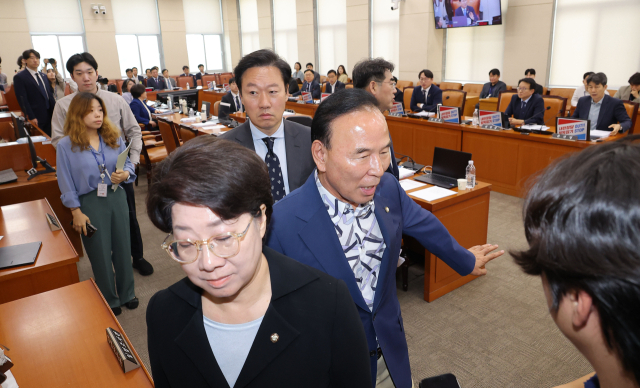 22일 서울 여의도 국회에서 열린 행정안전위원회 전체회의에서 국민의힘 의원들이 정부조직법 일부개정안 의결을 앞두고 퇴장하고 있다. 연합뉴스