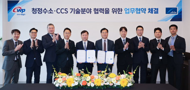 한국서부발전은 22일 린데코리아와 ‘청정수소 발전사업 추진 협력을 위한 업무협약’을 체결했다. 이정복 서부발전 사장(왼쪽 다섯 번째)과 성백석 린데코리아 회장(여섯 번째) 등 참석자가 기념촬영하는 모습. 서부발전 제공