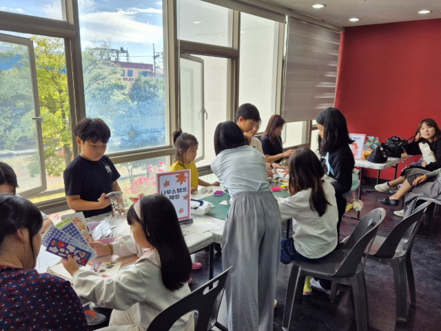 이전에 열렸던 홍티아트센터 오픈스튜디오 모습. 부산문화재단 제공