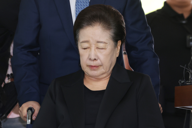 윤석열 정권과 통일교가 연관된 '정교유착 국정농단' 의혹을 받는 한학자 통일교 총재가 22일 서울중앙지법에서 구속 전 피의자 심문(영장실질심사)을 받기 위해 출석하고 있다. 연합뉴스