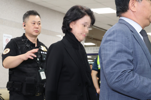 윤석열 정권과 통일교가 연관된 '정교유착 국정농단' 의혹을 받는 정 전 통일교 총재 비서실장이 22일 서울중앙지법에서 구속 전 피의자 심문(영장실질심사)을 받기 위해 출석하고 있다. 연합뉴스