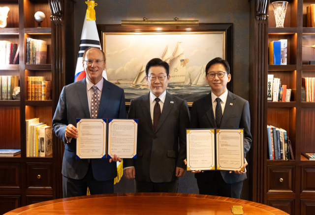 유엔총회 참석을 위해 미국을 방문한 이재명 대통령이 22일(현지시간) 뉴욕의 한 호텔에서 AI 산업 글로벌 협력을 위한 양해각서(MOU)를 체결한 뒤 래리 핑크 세계경제포럼(WEF) 의장 겸 블랙록 회장, 배경훈 과학기술정보통신부 장관과 기념촬영을 하고 있다. 연합뉴스