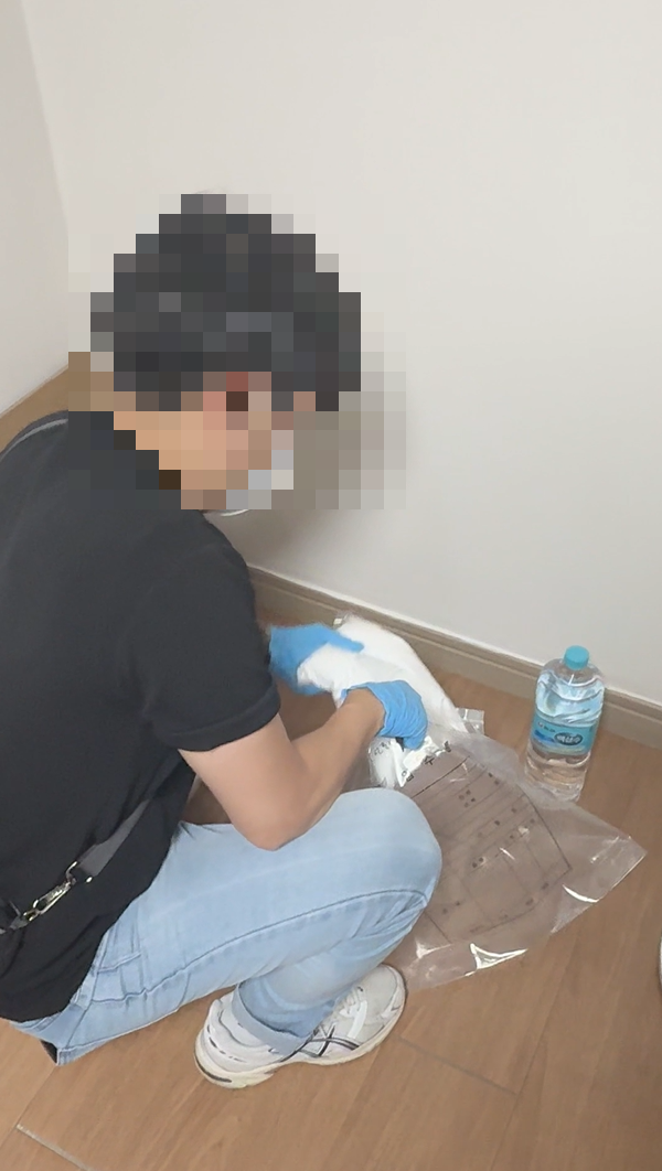 경찰이 마약을 압수하는 모습. 경남경찰청 제공