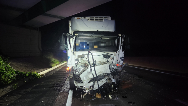 23일 오전 3시 5분께 경남 함양군 지곡면 통영대전고속도로 대전 방향 지곡나들목 인근에서 화물차 간 추돌사고가 발생해 운전자 1명이 숨졌다. 독자 제공
