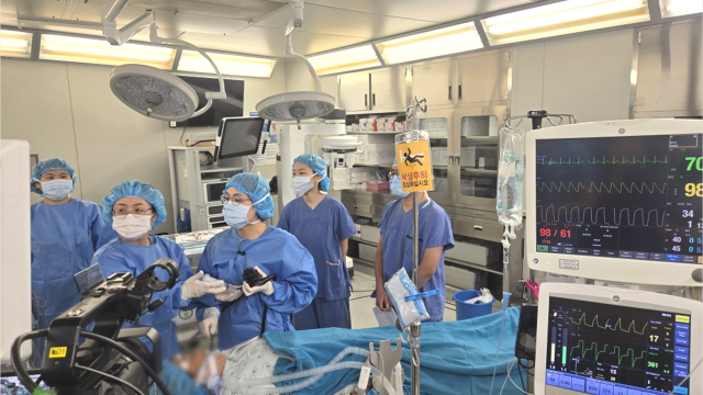 고신대복음병원 김성은(건강증진센터장) 소화기내과 교수가 ‘경구 내시경 근절개술’ 라이브 시술하는 모습. 고신대병원 제공