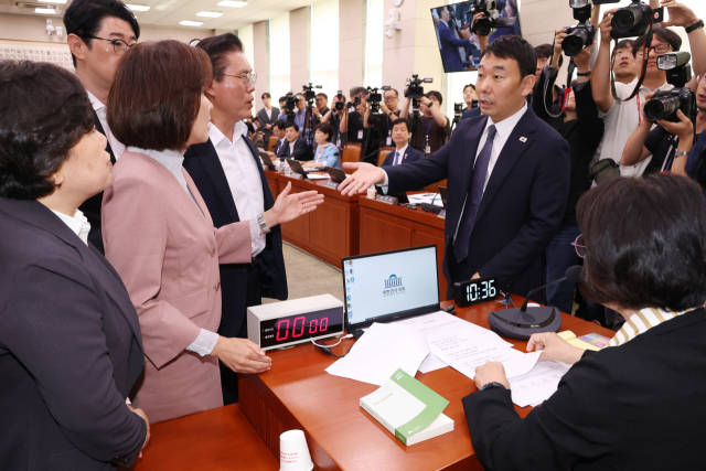 22일 서울 여의도 국회 법제사법위원회에서 열린 '건진법사 관봉권 띠지' 분실 관련 검찰개혁 입법청문회에서 국민의힘 나경원 의원 등 위원들이 추미애 위원장의 질서유지권 발동 등에 항의하고 있다. 국민의힘 의원들은 노트북에 붙인 