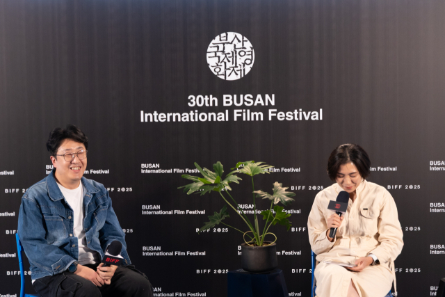 22일 오후 부산 해운대구 영화의전당 시네마운틴에서 열린 '아주담담 씬스틸러:장면을 훔친 사람들' 현봉식 편. 단답형 대답이 계속되자 이어지자 사회를 맡은 김초희 감독이 긴 답변을 이끌 질문을 구상하느라 애를 먹었다. 정성운 인턴기자