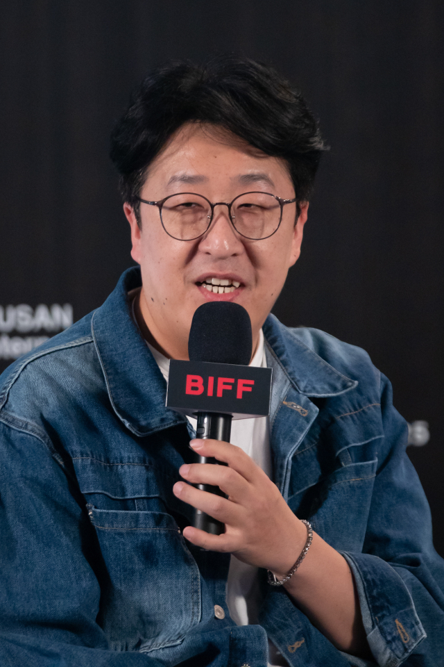 22일 오후 부산 해운대구 영화의전당 시네마운틴에서 열린 '아주담담 씬스틸러:장면을 훔친 사람들' 주인공인 현봉식이 자신의 작품 선택 기준에 대해 밝히고 있다. 정성운 인턴기자