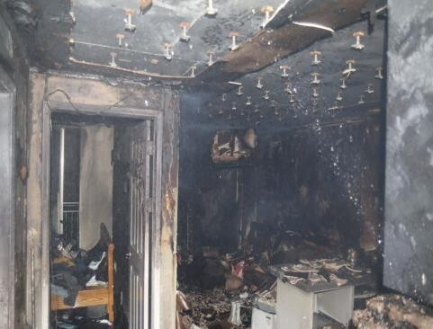 방화로 탄 아파트 내부. 인천소방본부