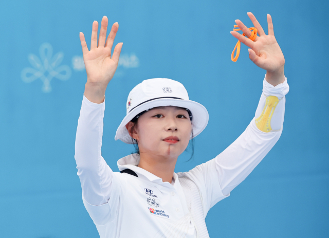 지난 12일 광주 동구 국립아시아문화전당 5·18민주광장에서 열린 2025 세계양궁선수권대회 리커브 여자 개인전 16강에서 승리한 임시현이 기뻐하고 있다. 연합뉴스