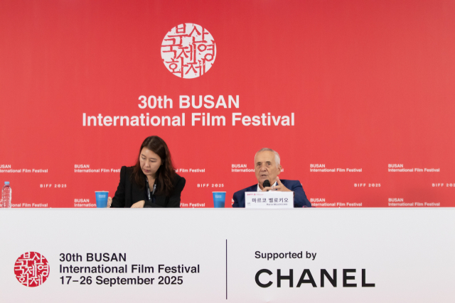 이탈리아의 거장 마르코 벨로키오 감독이 지난 22일 오후 부산 해운대구 영화의전당 기자간담회에서 자신의 영화 철학을 소개했다. 정성운 인턴기자