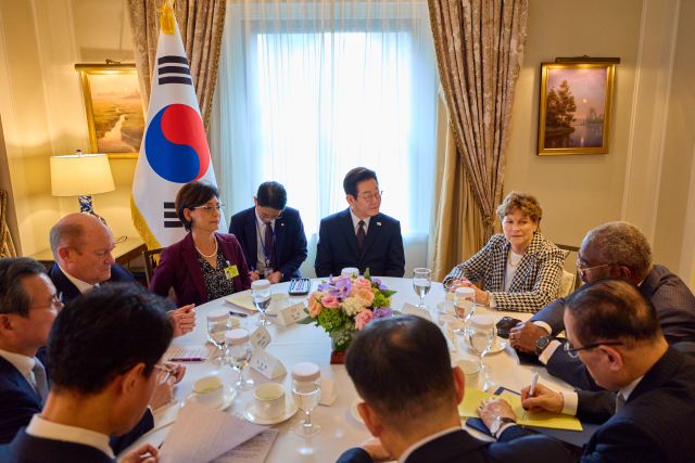 유엔총회 참석차 미국을 방문한 이재명 대통령이 22일(현지시간) 뉴욕에서 미 상원 외교위 및 하원 외무위 소속 의원 등을 접견하고 있다. [공동취재] [재판매 및 DB 금지] 연합뉴스