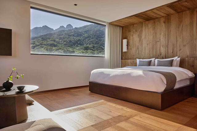 북한산을 바라볼 수 있는 안토 파크하우스 객실. 한화호텔앤드리조트 제공