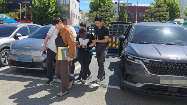 경찰이 전세 사기를 저지른 후 잠적한 50대 건물주 A 씨를 붙잡아 이송 중이다. 김현우 기자