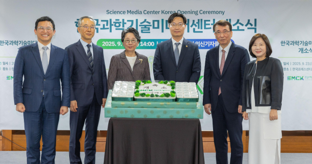 구혁채 과학기술정보통신부 1차관(왼쪽 네 번째)이 23일 서울 중구 한국프레스센터에서 열린 한국과학기술미디어센터 개소식에서 한국과학기술미디어센터(SMCK) 이근영 센터장(왼쪽 두 번째), 노정혜 이사장(세 번째) 등 관계자들과 기념촬영을 하고 있다. 과기정통부 제공