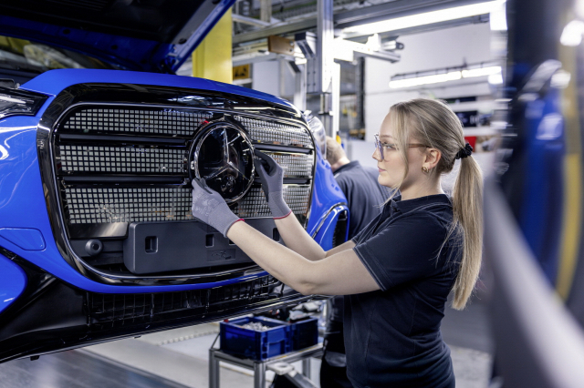 메르세데스-벤츠가 오는 2027년까지 40개 이상의 신차 출시를 예고한 가운데 전동화·디지털화를 위해 글로벌 생산 공장에 대한 대대적인 혁신에 들어갔다. 독일 브레멘 공장 전경(위)과 생산라인 모습. 벤츠코리아 제공